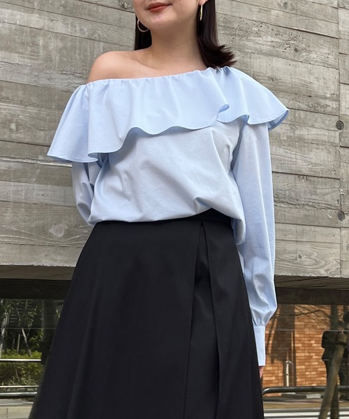 Stylevoice for xxx（スタイルヴォイスフォー）の「ワンショルダーラッフルカラーブラウス（シャツ/ブラウス・レディース・ブラック/ホワイト/ライトブルー・FREE）」の4枚目の写真