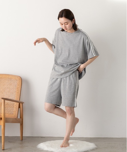 ad thie(アドティエ)の「サイドライン スムースTシャツ(Tシャツ/カットソー・レディース・ブラック/杢グレー/オフホワイト/ラベンダー/ブラウン・FREE)」の19枚目の写真