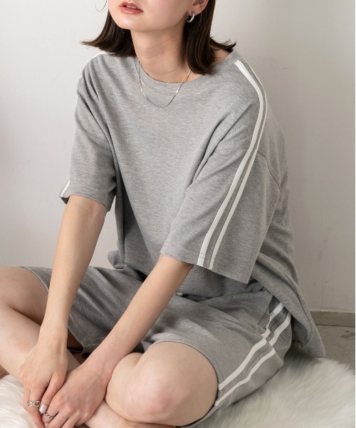ad thie(アドティエ)の「サイドライン スムースTシャツ(Tシャツ/カットソー・レディース・ブラック/杢グレー/オフホワイト/ラベンダー/ブラウン・FREE)」の21枚目の写真