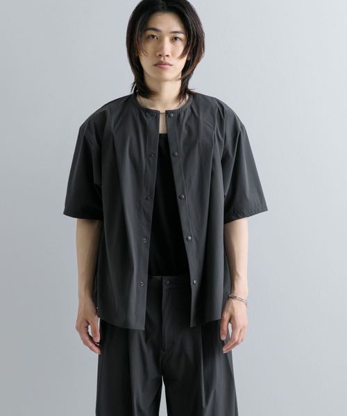 Uiscel（ユイセル）の「Uiscel　4WAYストレッチタックノーカラーシャツ5分袖（シャツ/ブラウス・メンズ・チャコールグレー/ベージュ・LARGE/MEDIUM）」の3枚目の写真