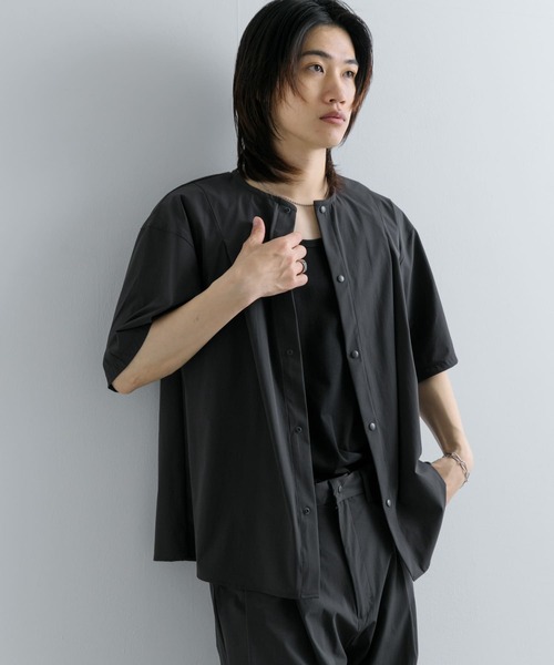 Uiscel（ユイセル）の「Uiscel　4WAYストレッチタックノーカラーシャツ5分袖（シャツ/ブラウス・メンズ・チャコールグレー/ベージュ・LARGE/MEDIUM）」の4枚目の写真