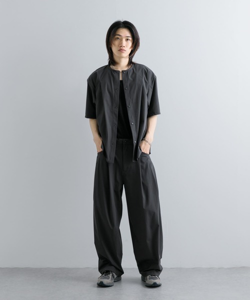 Uiscel（ユイセル）の「Uiscel　4WAYストレッチタックノーカラーシャツ5分袖（シャツ/ブラウス・メンズ・チャコールグレー/ベージュ・LARGE/MEDIUM）」の6枚目の写真