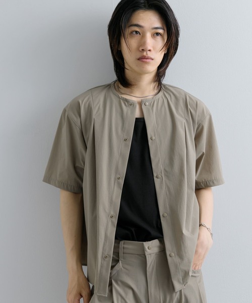 Uiscel（ユイセル）の「Uiscel　4WAYストレッチタックノーカラーシャツ5分袖（シャツ/ブラウス・メンズ・チャコールグレー/ベージュ・LARGE/MEDIUM）」の8枚目の写真