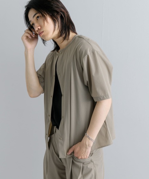 Uiscel（ユイセル）の「Uiscel　4WAYストレッチタックノーカラーシャツ5分袖（シャツ/ブラウス・メンズ・チャコールグレー/ベージュ・LARGE/MEDIUM）」の10枚目の写真