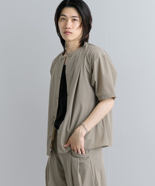 Uiscel（ユイセル）の「Uiscel　4WAYストレッチタックノーカラーシャツ5分袖（シャツ/ブラウス・メンズ・チャコールグレー/ベージュ・LARGE/MEDIUM）」の11枚目の写真