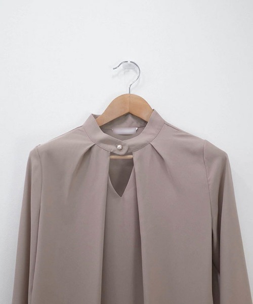 SEU（エスイーユー）の「オフィスでもプライベートでも◎ スタンドネックカットアウトピンタックブラウス オフィスカジュアル きれいめカジュアル（シャツ/ブラウス・レディース・ブルーグレー/ブラック/ベージュ/ホワイト・フリー）」の10枚目の写真