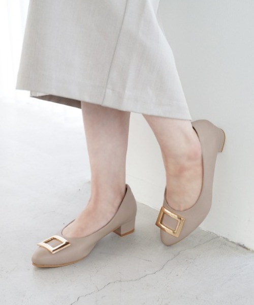 ALETTA（アレッタ）の「ALETTA-ｱﾚｯﾀ- 究極のプレーンパンプス -バックルモチーフ-（パンプス・レディース・ダークブラック/アッシュグレー/ライトグレー/ベージュ/ブラック/グレー・22.5cm/23.0cm/23.5cm/24.0cm/24.5cm/25.0cm）」の5枚目の写真