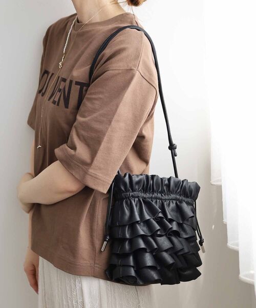 le.coeur blanc（ルクールブラン）の「PUフリルギャザーミニショルダー（ショルダーバッグ・レディース・ブラック/ベージュ・FREE）」の4枚目の写真