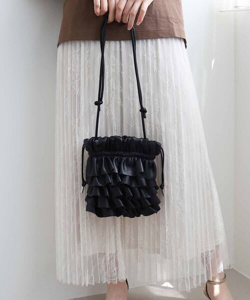 le.coeur blanc（ルクールブラン）の「PUフリルギャザーミニショルダー（ショルダーバッグ・レディース・ブラック/ベージュ・FREE）」の5枚目の写真