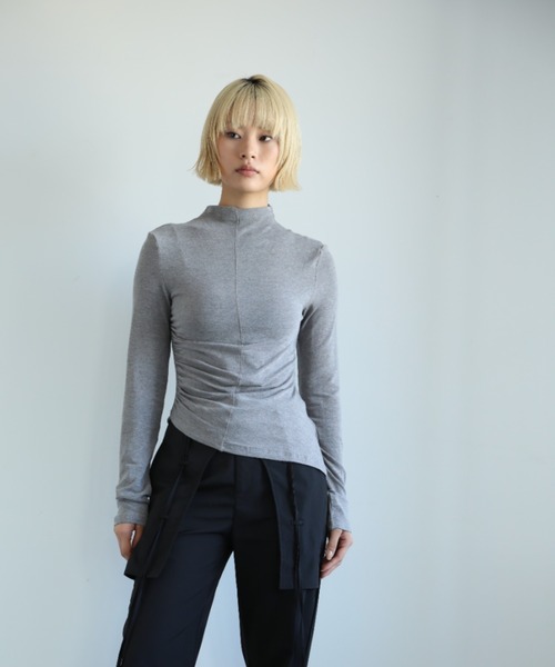 aimoha(アイモハ)の「【moyo】アシンメトリー シャーリング ハイネックトップス(Tシャツ/カットソー・レディース・ホワイト/ブラック/グレー・SMALL/MEDIUM)」の3枚目の写真