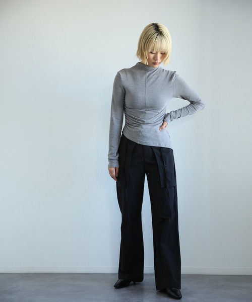 aimoha(アイモハ)の「【moyo】アシンメトリー シャーリング ハイネックトップス(Tシャツ/カットソー・レディース・ホワイト/ブラック/グレー・SMALL/MEDIUM)」の20枚目の写真