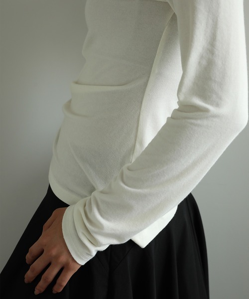 aimoha(アイモハ)の「【moyo】アシンメトリー シャーリング ハイネックトップス(Tシャツ/カットソー・レディース・ホワイト/ブラック/グレー・SMALL/MEDIUM)」の7枚目の写真