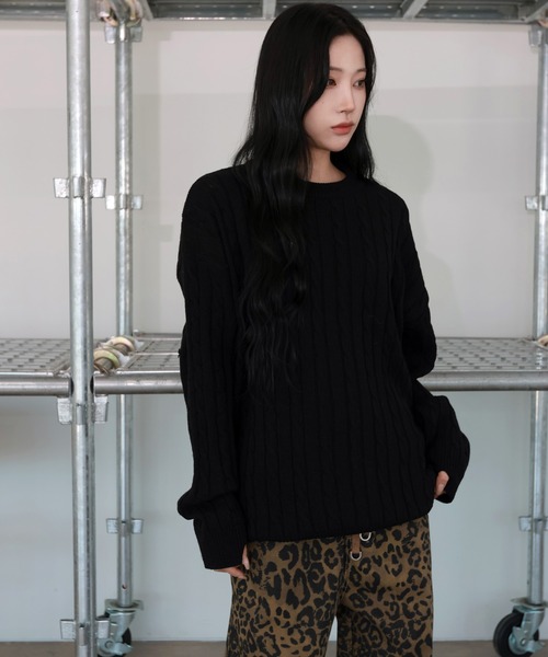 FOLLOWIN（フォロウィン）の「[UNISEX][4color]ケーブルハンドウォーマーラウンドニット（ニット/セーター・レディース・ネイビー/ホワイト/ブラック/カーキ・FREE）」の2枚目の写真