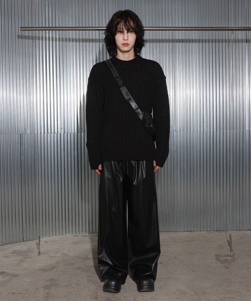 FOLLOWIN（フォロウィン）の「[UNISEX][4color]ケーブルハンドウォーマーラウンドニット（ニット/セーター・レディース・ネイビー/ホワイト/ブラック/カーキ・FREE）」の13枚目の写真