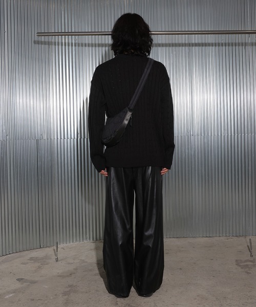 FOLLOWIN（フォロウィン）の「[UNISEX][4color]ケーブルハンドウォーマーラウンドニット（ニット/セーター・レディース・ネイビー/ホワイト/ブラック/カーキ・FREE）」の15枚目の写真