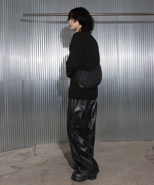 FOLLOWIN（フォロウィン）の「[UNISEX][4color]ケーブルハンドウォーマーラウンドニット（ニット/セーター・レディース・ネイビー/ホワイト/ブラック/カーキ・FREE）」の17枚目の写真