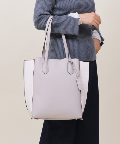 Bermosa（ベルモサ）の「ロングハンドル ショルダーバッグ A4サイズ対応（ショルダーバッグ・レディース・アイボリー/ブラック/グレー/ベージュ/ベージュ系その他/キャメル/ブラック系その他/ブラック×グレー/グレー×ホワイト・FREE）」の6枚目の写真