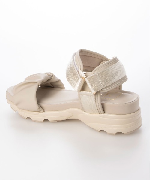 enchanted（エンチャンテッド）の「ラッフルメタルアクセントスニーカーサンダル（サンダル・レディース・グレイッシュベージュ/ブラック/アイボリー・M/S/LL/L）」の6枚目の写真