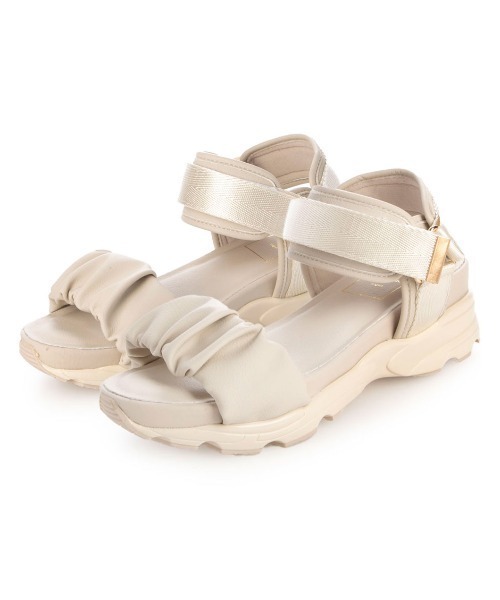 enchanted（エンチャンテッド）の「ラッフルメタルアクセントスニーカーサンダル（サンダル・レディース・グレイッシュベージュ/ブラック/アイボリー・M/S/LL/L）」の4枚目の写真