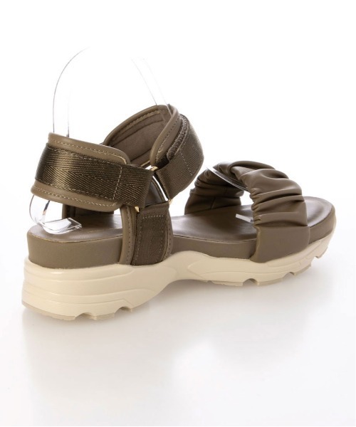 enchanted（エンチャンテッド）の「ラッフルメタルアクセントスニーカーサンダル（サンダル・レディース・グレイッシュベージュ/ブラック/アイボリー・M/S/LL/L）」の22枚目の写真