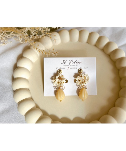 tone(トーン)の「【38ribbon】花束とナツメチェコビーズのイヤリング(MA)(イヤリング・レディース・ベージュ/ホワイト・FREE)」の2枚目の写真