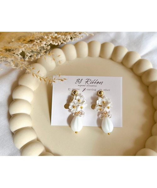 tone(トーン)の「【38ribbon】花束とナツメチェコビーズのイヤリング(MA)(イヤリング・レディース・ベージュ/ホワイト・FREE)」の1枚目の写真