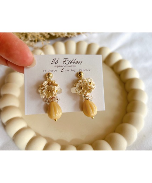 tone(トーン)の「【38ribbon】花束とナツメチェコビーズのイヤリング(MA)(イヤリング・レディース・ベージュ/ホワイト・FREE)」の4枚目の写真