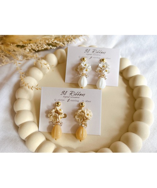 tone(トーン)の「【38ribbon】花束とナツメチェコビーズのイヤリング(MA)(イヤリング・レディース・ベージュ/ホワイト・FREE)」の5枚目の写真