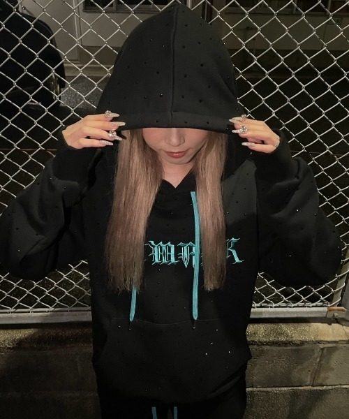 ATMARK(アットマーク)の「《2サイズ展開 / UNISEX 》ATMARK オールドイングリッシュロゴ 総柄 ラインストーン プルオーバーパーカー(パーカー・メンズ・ブラック×ブルー/ブラック×ピンク/ブラック×グレー・MEDIUM/LARGE)」の6枚目の写真