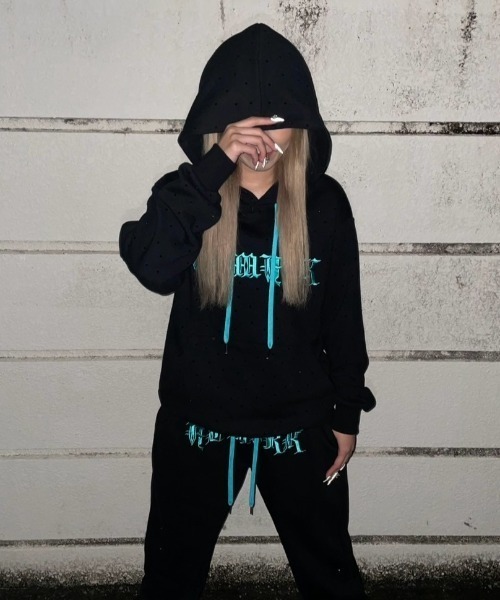 ATMARK(アットマーク)の「《2サイズ展開 / UNISEX 》ATMARK オールドイングリッシュロゴ 総柄 ラインストーン プルオーバーパーカー(パーカー・メンズ・ブラック×ブルー/ブラック×ピンク/ブラック×グレー・MEDIUM/LARGE)」の7枚目の写真
