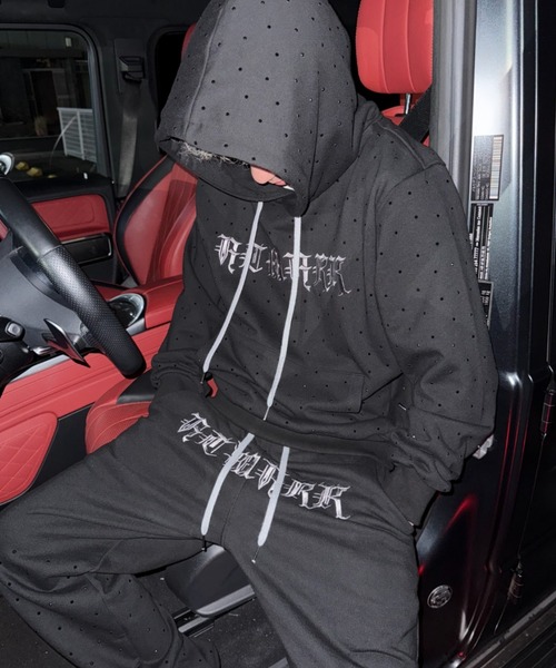 ATMARK(アットマーク)の「《2サイズ展開 / UNISEX 》ATMARK オールドイングリッシュロゴ 総柄 ラインストーン プルオーバーパーカー(パーカー・メンズ・ブラック×ブルー/ブラック×ピンク/ブラック×グレー・MEDIUM/LARGE)」の10枚目の写真