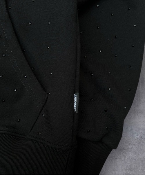 ATMARK(アットマーク)の「《2サイズ展開 / UNISEX 》ATMARK オールドイングリッシュロゴ 総柄 ラインストーン プルオーバーパーカー(パーカー・メンズ・ブラック×ブルー/ブラック×ピンク/ブラック×グレー・MEDIUM/LARGE)」の15枚目の写真