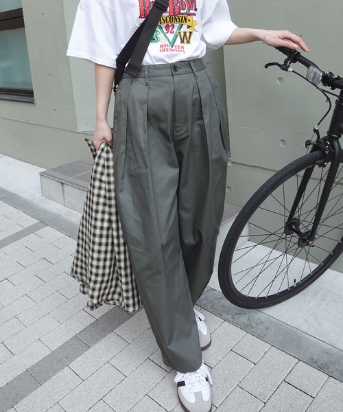 CORNERS(コーナーズ)の「ツータックワイドチノ(チノパンツ・レディース・チャコールグレー/ブラック/ベージュ・マルチサイズ)」の2枚目の写真