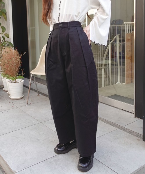 CORNERS(コーナーズ)の「ツータックワイドチノ(チノパンツ・レディース・チャコールグレー/ブラック/ベージュ・マルチサイズ)」の22枚目の写真