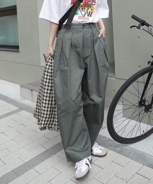 CORNERS(コーナーズ)の「ツータックワイドチノ(チノパンツ・レディース・チャコールグレー/ブラック/ベージュ・マルチサイズ)」の11枚目の写真