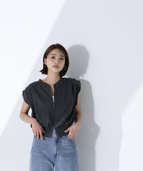NATURAL BEAUTY BASIC（ナチュラルビューティーベーシック）の「◇タックショルダージップベスト（ベスト・レディース・レッド/オフホワイト/チャコールグレー・FREE）」の6枚目の写真