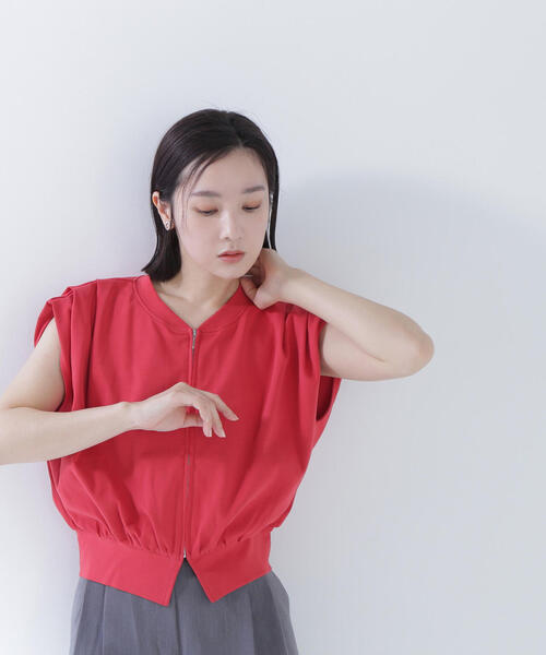 NATURAL BEAUTY BASIC（ナチュラルビューティーベーシック）の「◇タックショルダージップベスト（ベスト・レディース・レッド/オフホワイト/チャコールグレー・FREE）」の2枚目の写真