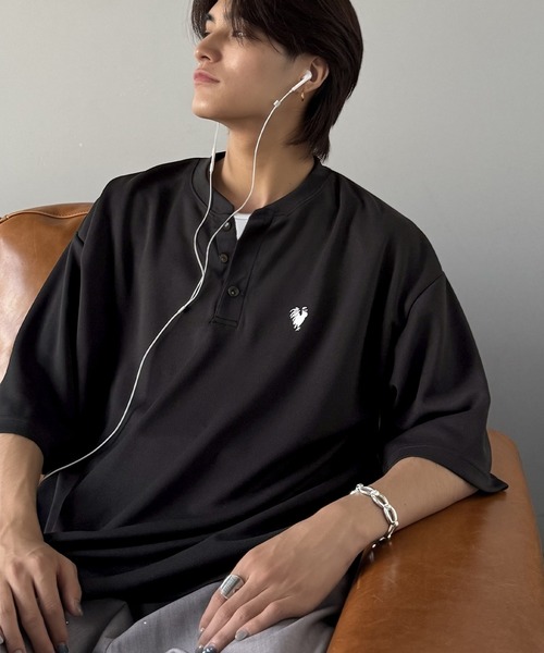 Classical Origin（クラシカルオリジン）の「【Classical Origin】「大人びた遊び心。」刺繍入りハイクオリティダブルフェイス素材バンドカラーポロシャツ／Embroidered High-Quality Double Face Band Collar Polo（ポロシャツ・メンズ・ブラック/ライトグレー/ホワイト・LARGE/SMALL/MEDIUM）」の2枚目の写真