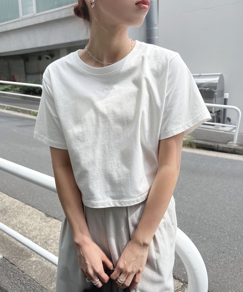 andme（アンドミー）の「ワンポイントエンブロイダリーミニTシャツ（Tシャツ/カットソー・レディース・スミクロ/ベージュ/ミント/ホワイト×ホワイト/ホワイト×レッド・M/L）」の3枚目の写真