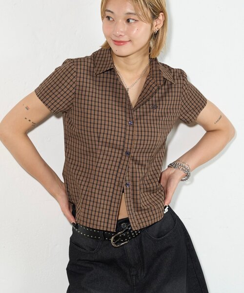 WHO'S WHO gallery（フーズフーギャラリー）の「【新色追加】アソートコンパクトダーツシャツ（シャツ/ブラウス・レディース・ベージュ/ネイビー/ブルー/ブラウン/ブラック・FREE）」の17枚目の写真