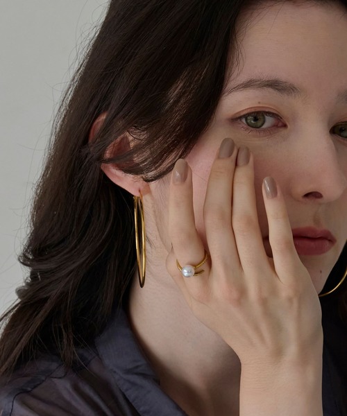 Phoebe(フィービィー)の「【金属アレルギー対応】ドローラップパールビジューリング(リング・レディース・シルバー/イエローゴールド・FREE)」の1枚目の写真