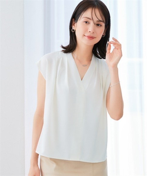 7days Life Styling(セブンデイズライフスタイリング)の「ストレッチショルダータックVネックフレンチスリーブブラウス とろみシリーズ(シャツ/ブラウス・レディース・オフホワイト/ブラック/モカ・M/L/LL)」の2枚目の写真