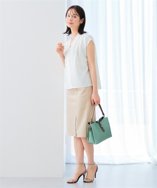 7days Life Styling(セブンデイズライフスタイリング)の「ストレッチショルダータックVネックフレンチスリーブブラウス とろみシリーズ(シャツ/ブラウス・レディース・オフホワイト/ブラック/モカ・M/L/LL)」の5枚目の写真