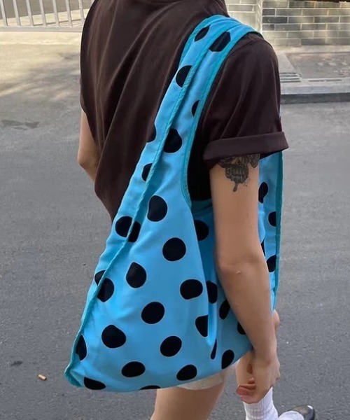 CELENA BEATS(セレナビーツ)の「ドット柄 ビッグ エコバッグ風 ワンハンドルバッグ(ショルダーバッグ・レディース・ブルー・FREE)」の12枚目の写真