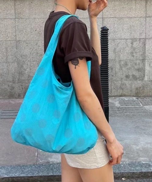 CELENA BEATS(セレナビーツ)の「ドット柄 ビッグ エコバッグ風 ワンハンドルバッグ(ショルダーバッグ・レディース・ブルー・FREE)」の9枚目の写真