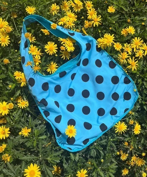 CELENA BEATS(セレナビーツ)の「ドット柄 ビッグ エコバッグ風 ワンハンドルバッグ(ショルダーバッグ・レディース・ブルー・FREE)」の2枚目の写真