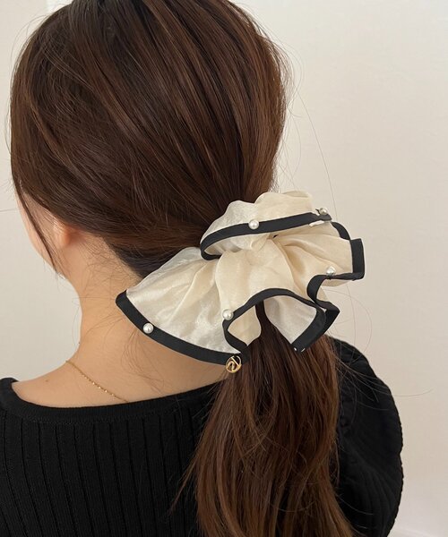 prose verse（プロズヴェール）の「パール付きパイピングシフォンシュシュ（シュシュ・レディース・ブラック/アイボリー・FREE）」の4枚目の写真