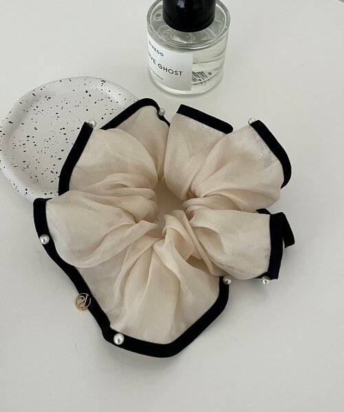 prose verse（プロズヴェール）の「パール付きパイピングシフォンシュシュ（シュシュ・レディース・ブラック/アイボリー・FREE）」の7枚目の写真