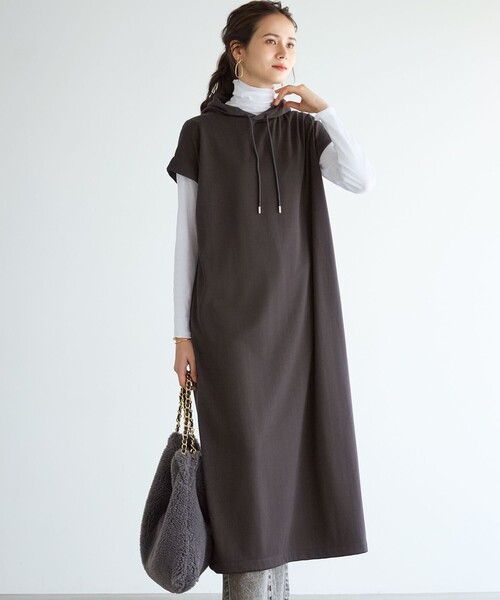 23区(ニジュウサンク)の「【SLOW/一部店舗限定】コットンライクテリー フーディー ワンピース(ワンピース・レディース・ベージュ系/グレー系・38)」の2枚目の写真
