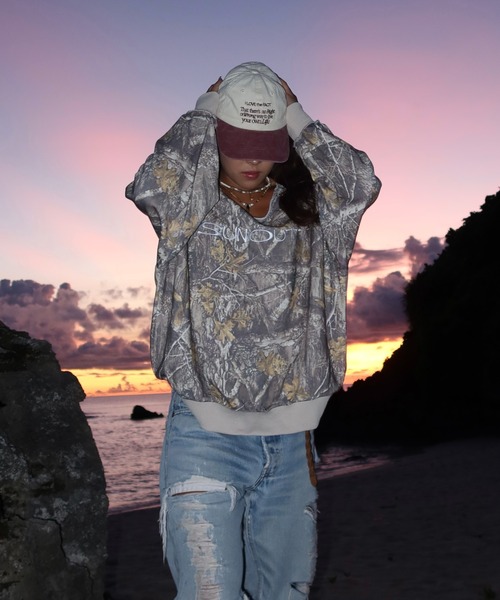 INTER FACTORY（インターファクトリー）の「moeka - SUNOUTFIT オフショルスウェット（スウェット・レディース・リアルツリーカモ/レッド/カーキ・FREE）」の19枚目の写真